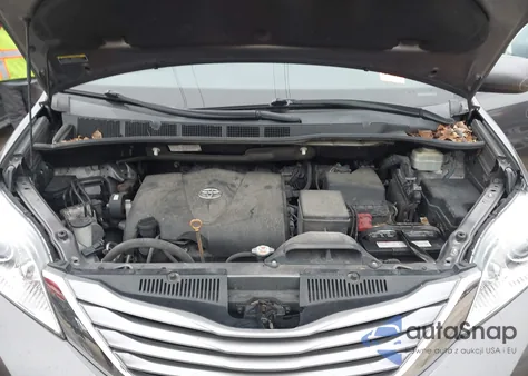 2017 Toyota Sienna Xle 8 Passenger z USA, uszkodzony, nr VIN 5TDYZ3DCXHS800425